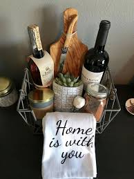 Celebrate such a large life transition with a housewarming gift basket delivered straight to their door. Einweihungsparty Uberraschung Tausende Von Handgefertigten Vintage Und Besond Raumdekor B Wine Gifts Diy Diy Wine Gift Baskets Christmas Gift Baskets