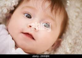 Carino neonato bambina con fiocco rosso e rosso tutu Foto stock