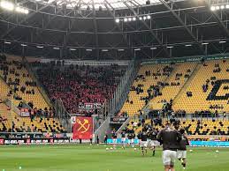 Für geldspenden bietet sich unser spendentopf im stadion oder aber eine überweisung an. Fc St Pauli Fans Display Awesome Choreo At Dynamo Dresden Special Ones Football Clubs