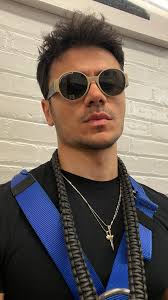 Raymond Angelo Salgado. Bu ses ile yaklaşık 8-9 ay önce tanıştım. Sesinin  güzelliği bir yana yorumu da beni çok etkiledi. Raymond'un bildiğim kadarı  ile hikayesi şu şekilde ; okulunun mezuniyet töreninde söylediği