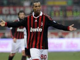 Hochwertige ac milan fußballtrikots niedrige preise und eine effiziente teamunterstützung sorgen dafür, dass jedes produkt schnell und sicher an die gäste geliefert wird. Ac Mailand Ronaldinho Steht Vor Abschied