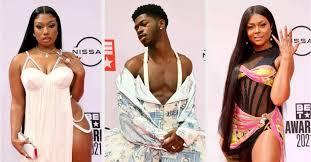 From cardi b revealing her baby bump in custom dolce & gabbana to zendaya paying homage to beyonce in vintage versace, the 2021 bet awards was full of iconic fashion moments. Gunfnurfn76sjm
