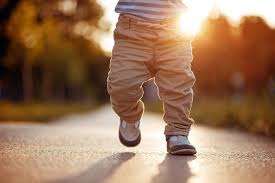 Das laufen lernen gehört zu den wichtigsten meilensteinen im leben ihres kindes. Laufen Lernen Schritt Fur Schritt Little Big Heart