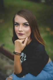 Ett Grunt Fokus Vuxen Kvinna Som Bär Tröja Med Jeans — stockfoto ©  Wirestock #466488042