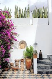 Les Portes D Entree S Ouvrent Sur Une Premiere Cour Abritee De Bougainvilliers Les Murs Le Banc Et Les Grands Pots Ont Ete Deco Boheme Chic Deco Boheme Maroc