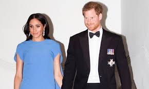 Fuentes cercanas a la esposa del príncipe harry durante ese periodo han asegurado al diario the times que la actitud de meghan obligó a dimitir a dos de sus ayudantes y 'minó la confianza' de. Digno De Alfombra Roja Meghan Markle Impacta Con Su Primer Vestido Premama De Gala Meghan Markle Modelos Diseno Azul