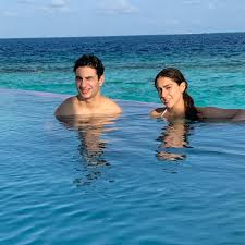 Sara Ali Khan Instagram Pics In 2020 Sara Ali Khan Siblings Goals Instagram Pictures