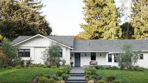 Although it is modern, it's still inviting and has me wanting to hang out on the porch to catch up with a neighbor. 75 Beautiful Farmhouse One Story Exterior Home Pictures Ideas August 2021 Houzz