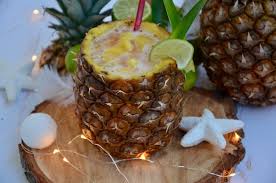 Un Beau Cocktail Au Champagne Et Aux Fruits Exotiques Pour Des Aperitifs De Fetes Reussis A Coup Sur Ingredients Punch Aux Fruits Jus De Mangue Jus De Goyave