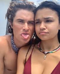 Pin By Anny Neves On Jonh B E Kiara In 2020 Outer Banks Outer The Pogues