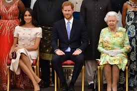Kereta kencana meghan markle dan pangeran harry melewati masyarakat yang telah menanti mereka sejak pagi. Ratu Elizabeth Sebut Harry Meghan Tetap Bagian Keluarganya Harianjogja Com