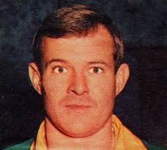 Springbok skrumskakel Dirk de Vos sou vandag 84 gewees het. Dié  individualistiese speler het op provinsiale vlak vir W.P., Wes-Transvaal en  Noord-Transvaal gespeel (ek dink die 1974 seisoen was sy laaste een).