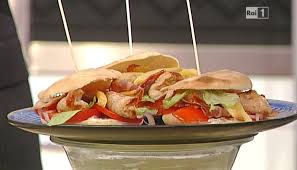 The customer orders a pita with gyros. La Prova Del Cuoco Ricetta Pita Gyros Piadina Farcita Con Carne Di Andrea Mainardi