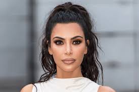 Kim Kardashian Wore Her Naturally Wavy Hair Texture To The Cfda Awards Kim Kardashian Hair Kardashian Beauty Natural Wavy Hair