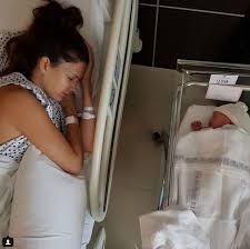Самые новые твиты от isabel macedo (@belisamacedo): Macedo Descansa Junto A Isabel La Tierna Imagen Que Subio Urtubey En Instagram