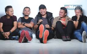 Lupakanlah saja diriku bila itu bisa membuatmu kembali bersinar dan berpijar seperti dulu kala. Download Lagu Sofaz Dan Bila Esok