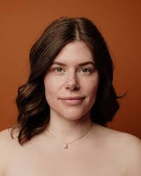 Erin Hewitt's Instagram, Twitter & Facebook