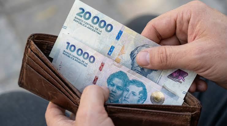 El Gobierno sale a inyectar pesos con un doble objetivo: darle un envión al  consumo y sacar del piso al dólar - Infobae