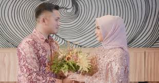 Selain itu ada perasaan senang melihat pasangan yang memakai busana yang serasi dan senada. Keponakan Mona Ratuliu Tunangan Ini Gaya Busana Makeupnya Popmama Com