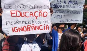 Os protestos tomaram a esplanada dos ministérios, em brasília (df), e ruas de diversas cidades e capitais do brasil, e também em londres. Estudantes Protestam Contra Bolsonaro Em Frente A Colegio Militar No Rj