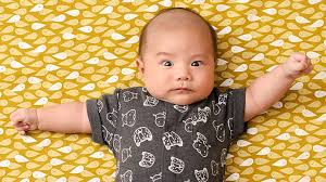 Bathing a baby can be anxiety provoking. Your Baby 5 Weeks Old