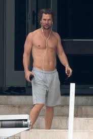 Camila alves and husband matthew mcconaughey just welcomed their new rescue dog to the family, and it looks like he's fitting right in! Matthew Mcconaughey Displays His Chiseled Abs In Miami Daily Mail Online