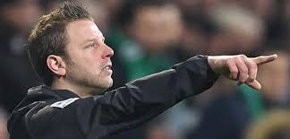 Florian kohfeldt (born 5 october 1982) is a german football manager who manages werder bremen. Werder Bremen Preistrager Kohfeldt Ruttelt Seine Spieler Wach
