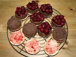Schwarzwalder Kirschtortchen Rezept Mini Tortchen Rezept Schwarzwalder Kirschtorte Rezept Schwarzwalder Kirschtorte Lebensmittel Essen