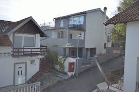 Apartmani se nalaze u bilicama i predstavljaju pravu oazu mira. Sibenik Bilice Stubalj Kuca Sa Tri Apartmana Pogled Na More Kuca