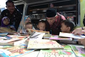 Membaca buku berkualitas, gratis, sekaligus legal sudah banyak yang menyediakannya. Kementerian Pendidikan Dan Kebudayaan Republik Indonesia
