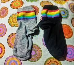 Alzi la mano, o muova il piede, chi non è mai stato colpito da questa sorta di. La Giornata Dei Calzini Spaiati Il Nuovo Pintadera