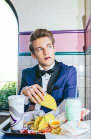 This Guy Had His Senior Portraits Done At Taco Bell And They Re Perfect Funny Senior Pictures Unique Senior Pictures Boy Senior Portraits