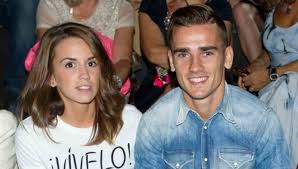 Erika choperena is a spanish child psychologist and beauty expert, but is perhaps best known to the world as the wife of the french soccer player, antoine griezmann. Antoine Griezmann Y Erika Choperena Vuelven A Ser Padres Noticiero Universal