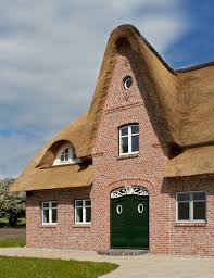 Detailreiches Massivhaus Mit Friesengiebel Und Reetdach Von Eco System Haus Massivhaus Haus Friesenhaus