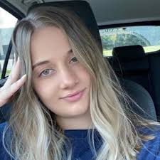 Samantha Snead's Instagram, Twitter & Facebook