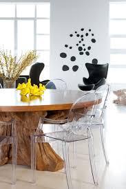La Table Ronde Surdimensionnee Dont Le Pied A Ete Confectionne A Meme Un Tronc D Arbre Dynamise Table Salle A Manger Decoration Interieure Decoration Maison