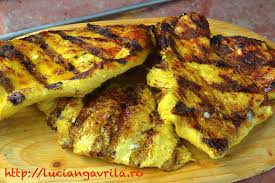 .pe masa de crăciun o friptură suculentă de curcan, experţii culinari îi îndeamnă să lase curcanul după ce a fost scos din cuptor cel puţin 30 de minute ca pentru piept, se fixează pe lateral cu dosul furculiței pentru tăiat carnea și, începând de la gât, se taie felii pe diagonală. Piept De Curcan Marinat La GrÄƒtar Food And Beyond