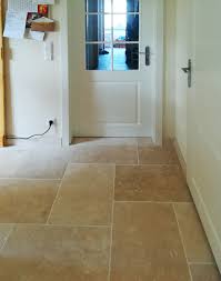 Das schmale wandstück hinter der tür. Fliesen Travertin Hell Mediterane Optik Backes