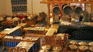 Terdapat dua tipe sasando berdasarkan fungsinya, celempung digunakan sebagai instrumen pelengkap musik gamelan sampek terbuat dari bahan kayu kapur dan ulin. Gamelan Tribunnewswiki Com Mobile