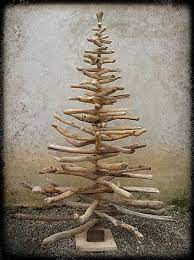 Plutôt que sacrifier un arbre pour décorer la maison, choisissez des alternatives en bois, en métal ou un beau sapin lumineux. Fabriquer Un Sapin De Noel 10 Idees Originales Et Ecologiques Deconome Christmas Tree Design Noel Bricolage Decoration Diy Noel Sapin