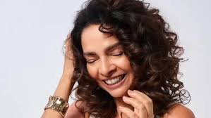 Claudia Ohana vibra com representatividade 50+ ao participar de "Vale Tudo" 