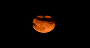Μάλιστα, το ολόγιoμο φεγγάρι θα φαίνεται για περίπου τρεις ημέρες, από το απόγευμα της πέμπτης έως το πρωί της κυριακής. Uup6ufvf89th3m