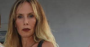 Είναι η κόρη της εβελίνας παπούλια η ελληνίδα λάνα ντελ ρέι. An H Ebelina Papoylia Zoyse Th Dekaetia Toy 60 8a Htan H Antistoixh Mar8a Karagiannh Ti Les Twra