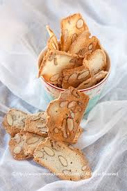 Le Blanc D Oeuf Avec Des Biscuits Aux Amandes Sans Beurre Et L Huile Gateaux Et Desserts Recette Petit Gateau Recettes Sucrees