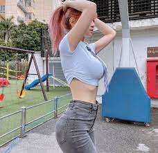 Lê bống thường mặc đồ gym có thiết kế lạ thứ ba, ngày 01/06/2021 20:49 pm (gmt+7) lê bống là một trong những tik toker nổi nhất nhì với giới trẻ vì xinh đẹp lại có cách ăn vận gợi cảm. Ná»¯ Tháº§n Gym Le Bá»'ng Gay Tranh Cai Vá»›i Ao Giáº£ Ná»¯ Sinh Ao Pikachu