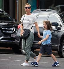 Beginning her career in the television series five mile creek in the mid 1980s, keddie received wide. Asher Keddie Keeps It Casual As She Steps Out With Her Son Valentino In Byron Bay Aktuelle Boulevard Nachrichten Und Fotogalerien Zu Stars Sternchen