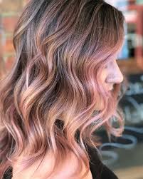 La piega con le onde morbide e sinuose ispirate a quelle che si creano sui capelli quando lasci asciugare i capelli al sole dopo un bagno in mare tornano di . 1001 Idee Per Colore Capelli Tendenze Da Copiare