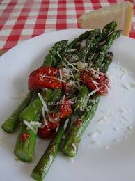 Asperges Vertes Poelees Aux Tomates Confites Et Parmesan Auxdelicesdemanue Asperge Verte Recettes De Cuisine Cuisine Et Boissons
