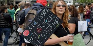 Paris time, police had made more than 150 arrests, mainly on concealed weapons charges, according to a tweet from paris police that also showed an image of the knives, sticks and mallets. Tw2ohptnjfnxbm