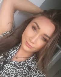 Insta story saw it first 💅🏼 My go to look lately. Fresh bronzed and  glowing skin with a subtle smokey eye and of course a nude lip.